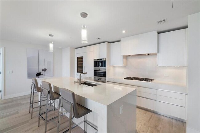 Building Photo - 2200 N Ocean Blvd