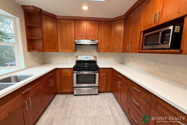 Building Photo - Nature-Surrounded 3BR/3BA Two-Story Home w/ Deck & Views — San Carlos