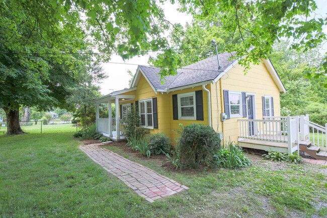 Building Photo - 2BR 1B House in Historic Oldham Trace Comm...