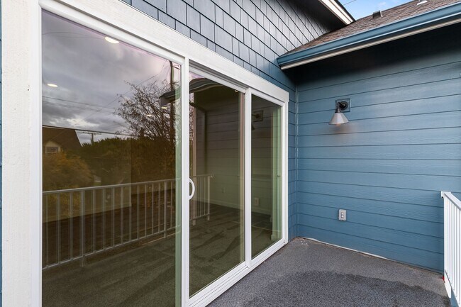 Building Photo - Halleck Townhomes Triplex