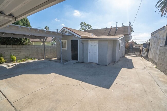 Building Photo - Double Primary Bedroom Home in Los Feliz.