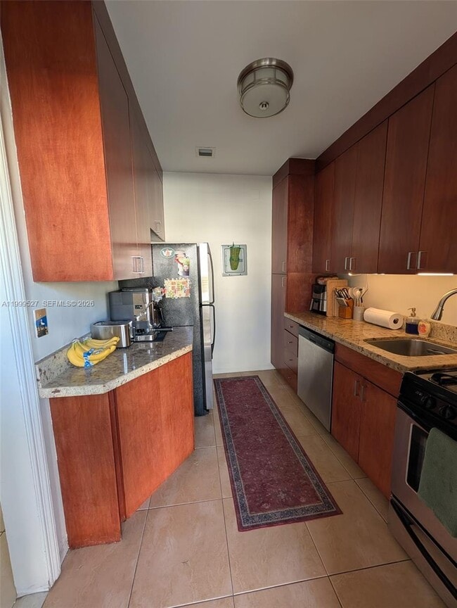 Building Photo - 729 NE 16th Ave