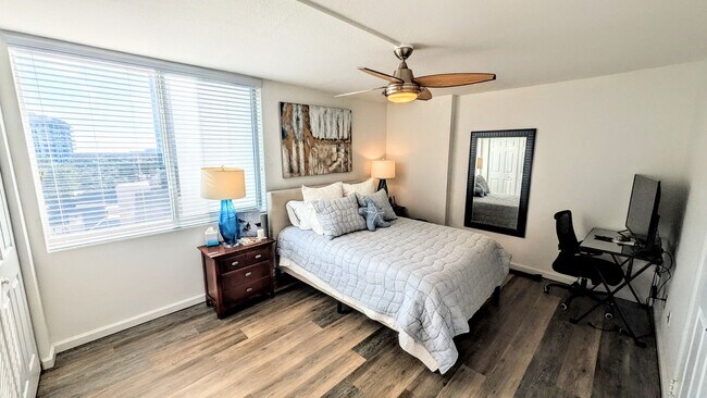 Building Photo - High end condo on waterfront downtown Sarasota!