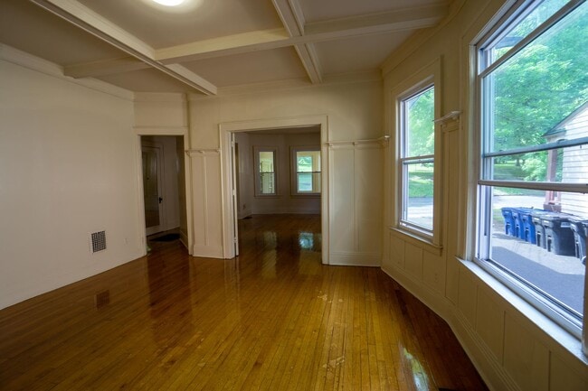Building Photo - 3 Bedroom Apartment with Great View of Tho...