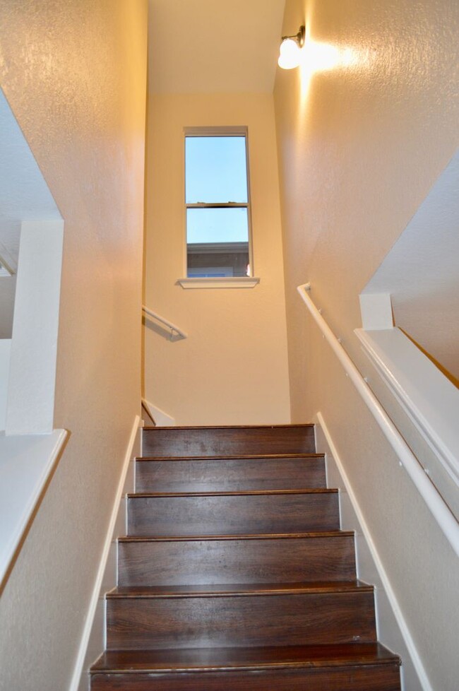 Building Photo - Beautiful remodeled 4 bedroom 2.5 ready to...