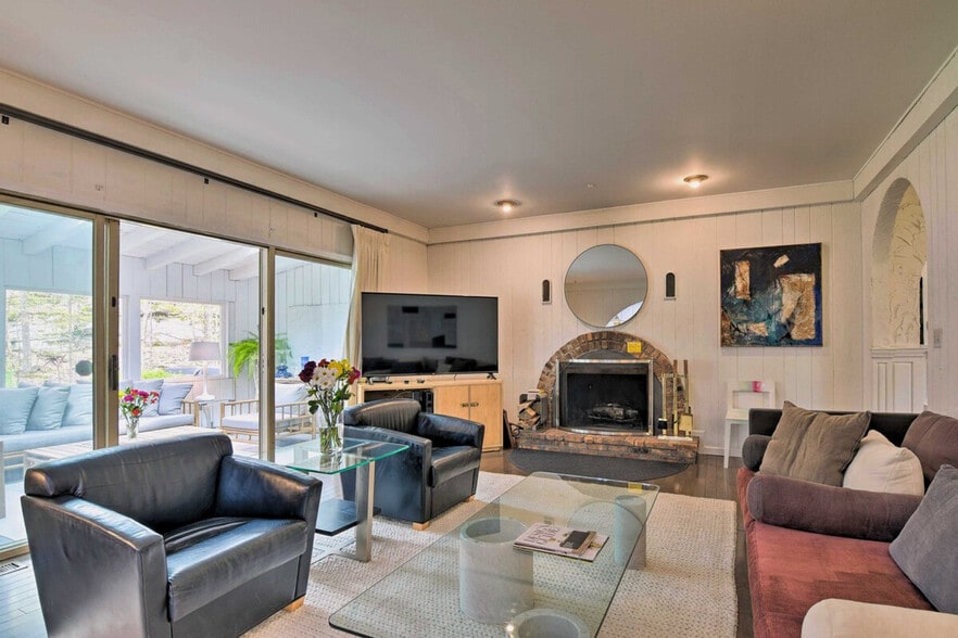 Building Photo - 28 Holiday Dr