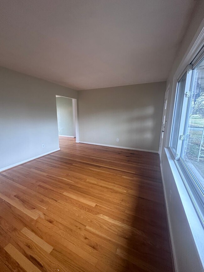 Building Photo - 3 bed, 2 full bath House in 40218 - $2,000/month