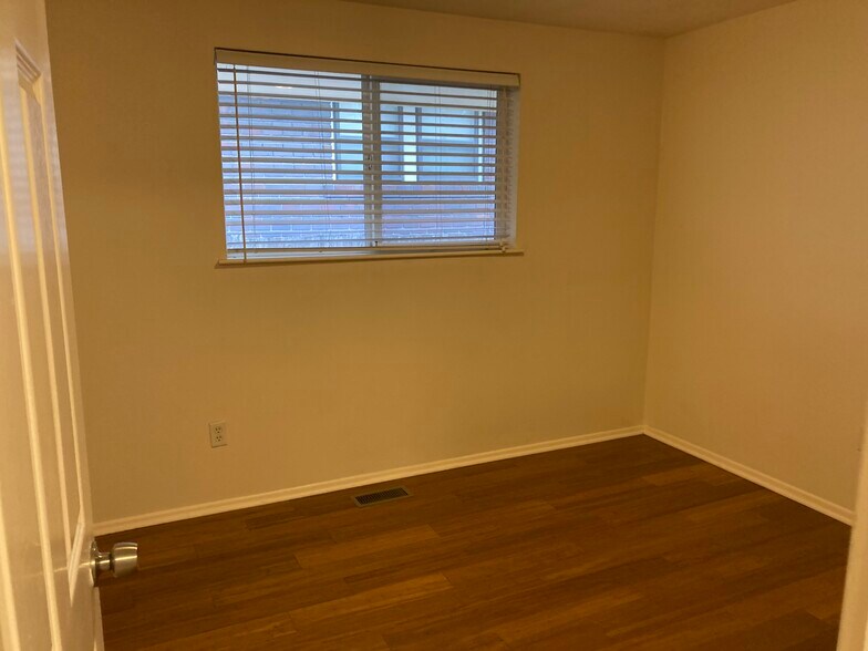 bedroom front - 922 S Lake St