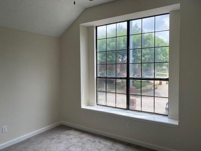 Building Photo - LOVELY 2 STORY IN GRAPEVINE! NOT EVEN 5 MI...