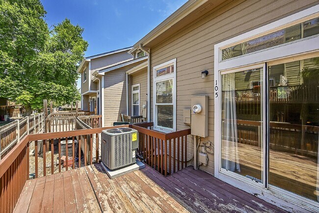 Building Photo - $1,950- 2 Bed, 2 Bath Townhouse in Denver with Washer and Dryer!