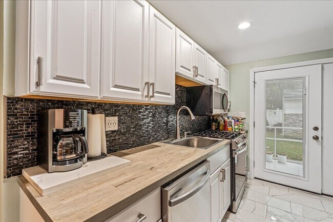 Building Photo - Fully Updated / Renovated  - Apartment