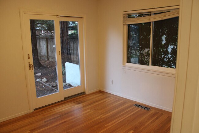 Building Photo - Charming 3 Bed 1 Bath House on tree lined ...