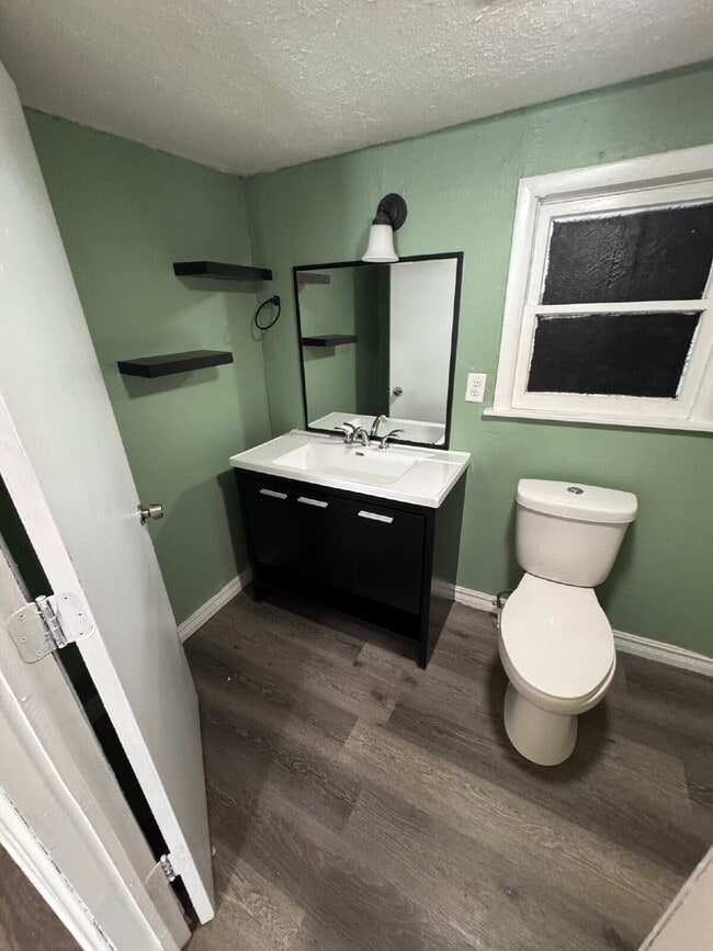 Building Photo - 2 Bedroom, 1 Bathroom with fenced yard, and is centrally located in Wichita Ks