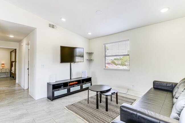 Building Photo - 3022 W Frierson Ave