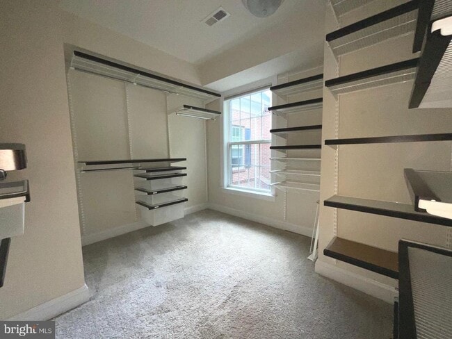 Building Photo - 3911 Chain Bridge Rd