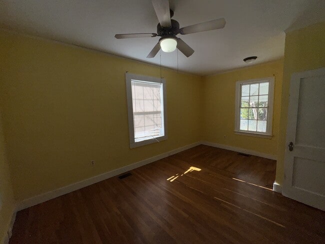 Building Photo - 302 Decelle St