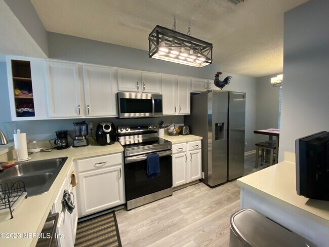 Building Photo - 11840 Ashbrook Cir N