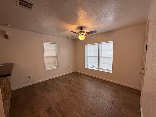 Building Photo - Updated 3BR w/ Hardwood Floors, Walk-In Shower & Stainless Steel Kitchen