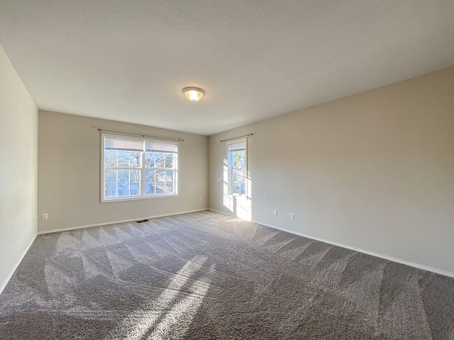 Building Photo - Stunning 4 Bed + 2.5 Bath House in Lake Oswego | Private Backyard, Open Floor Concept, Air Condit...