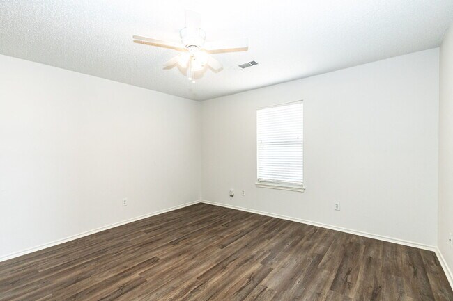 Building Photo - 2 Bedroom 2 Bathroom Duplex