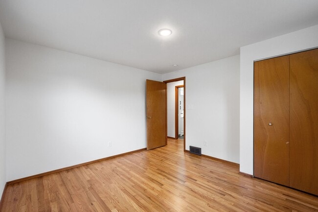 Building Photo - AVAILABLE SEPT 1ST!! BEAUTIFUL 3 BEDROOM I...