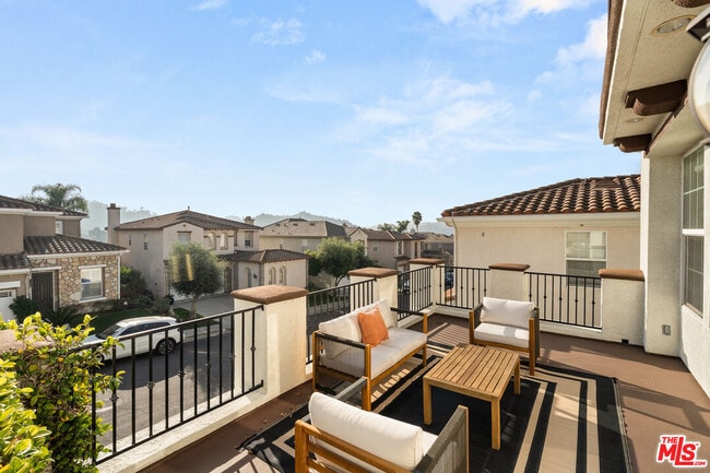 Building Photo - 657 S Ave 61