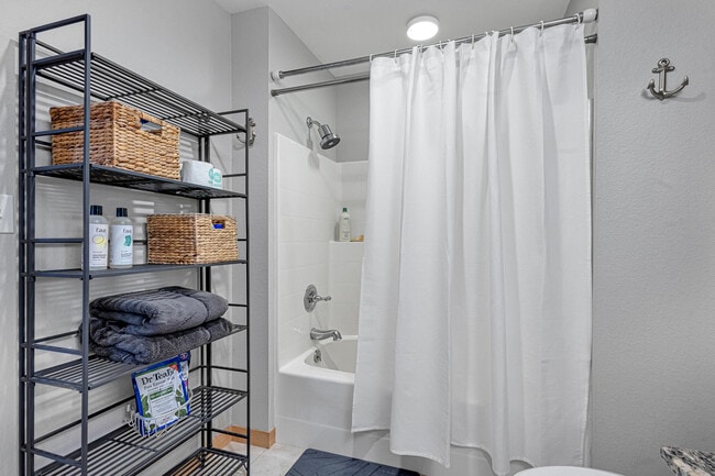 Building Photo - 106 W Seeboth St