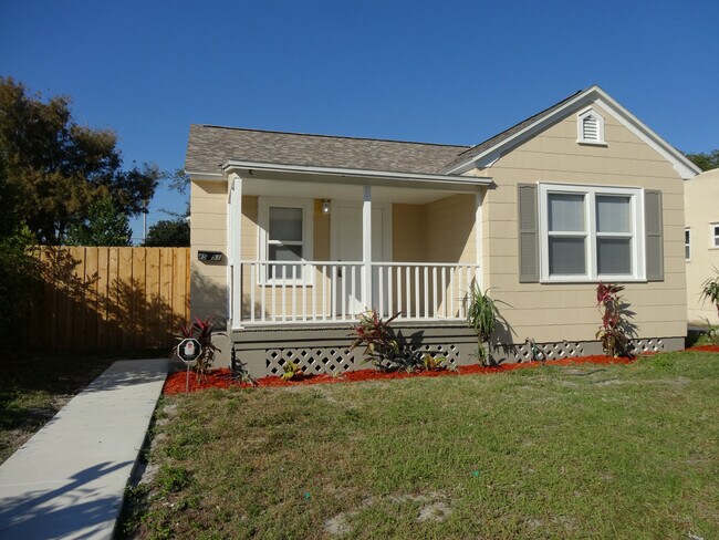 Building Photo - Three Bedrooms One Bathroom with Shaded Porch