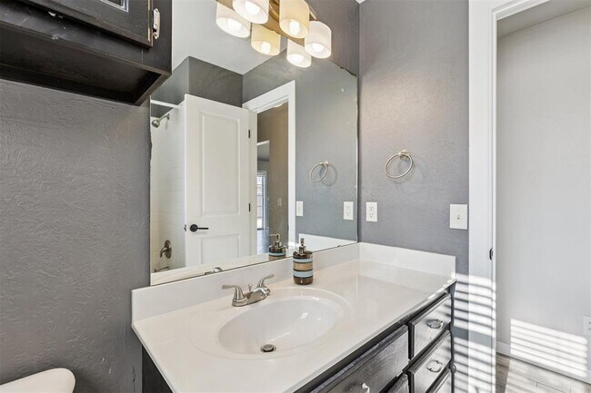 Building Photo - 824 Hunter Pl