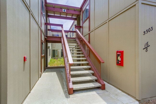 Building Photo - Spacious 3 Bedroom Condo Available for Move In May 1st