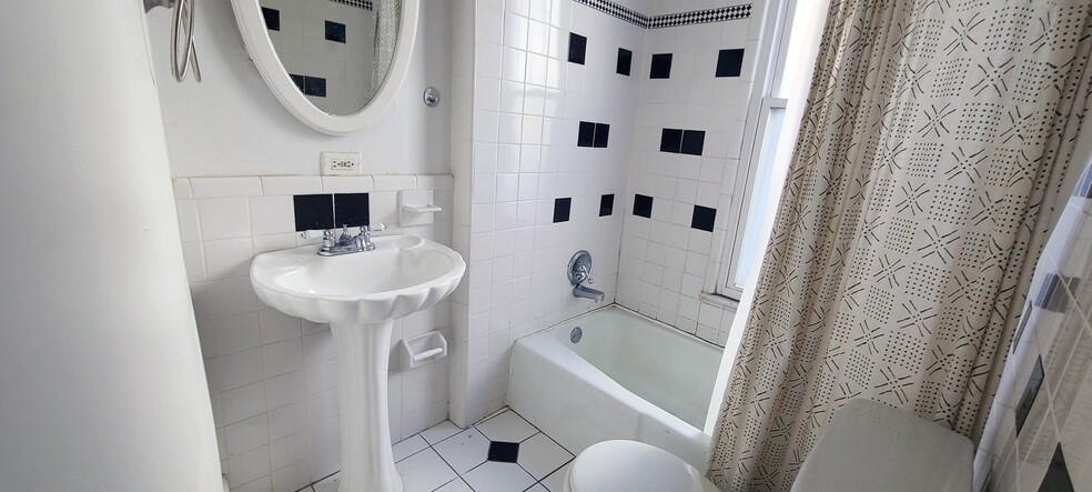 Building Photo - 1921 18th Ave S