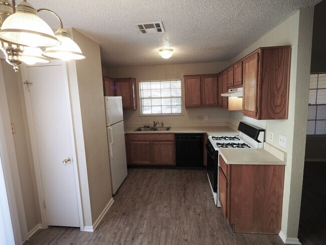 Building Photo - Amazing Round Rock Duplex!