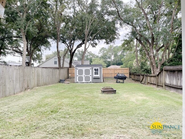 Building Photo - Beautiful 3 Bedroom Townhouse Close to Both Bases!