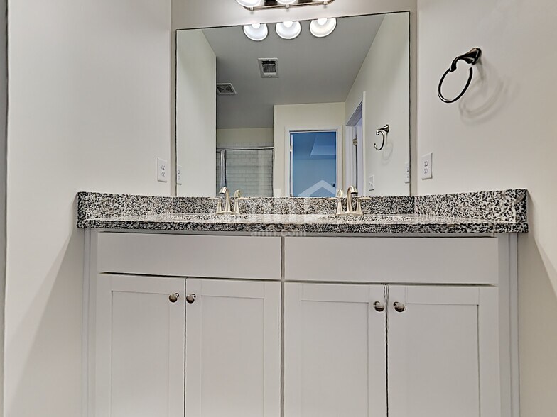 Building Photo - 441 Camp dr