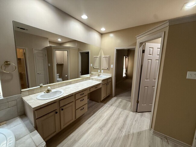 Building Photo - 4 Bedroom/3.5 bath The Vineyard Subdivision