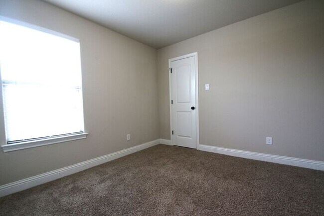 Building Photo - No Water Bill. No Lawn Care. Just Move In. | 3BD/2BA Duplex in Weatherford TX | Ready Now — Act F...
