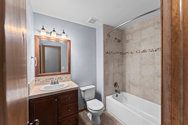 Building Photo - Beautiful 4 Bedroom Broadmoor Glen home - (D12 Schools)