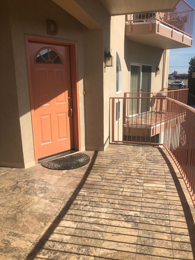 Building Photo - Fully Furnished Lakefront Condo!! 6 Month Lease Available!