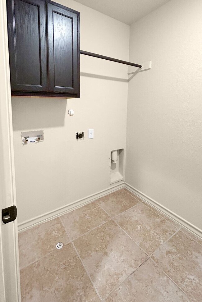 Building Photo - Low-Maintenance 3-Bedroom Townhome with Modern Layout + Easy Commute Access