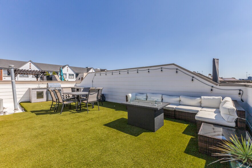 Building Photo - 2928 State St