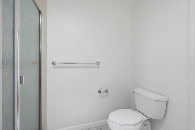 Building Photo - Top-Floor 3BR in Duplex Near BART | Vaulted Ceilings | In-Unit Laundry | Garage Parking