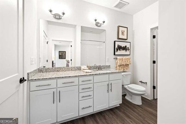 Building Photo - 2023 W Iris Dr SE