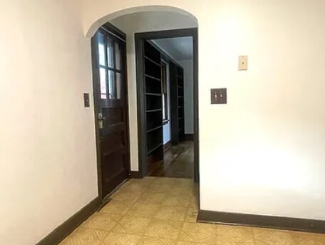 Building Photo - 813 E Washington St