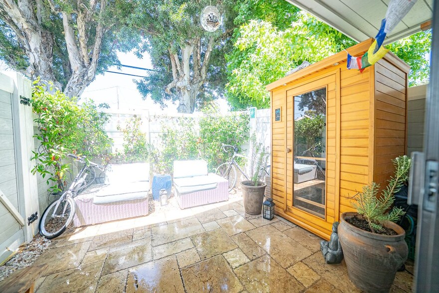 Building Photo - 4527 Carpinteria Ave