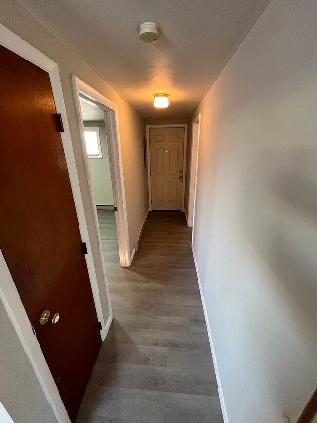 Building Photo - 118-124 Maple Lane