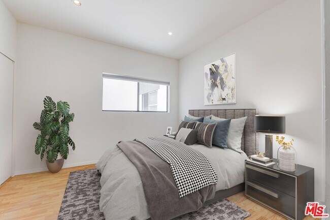 Building Photo - 832 Palm Ave