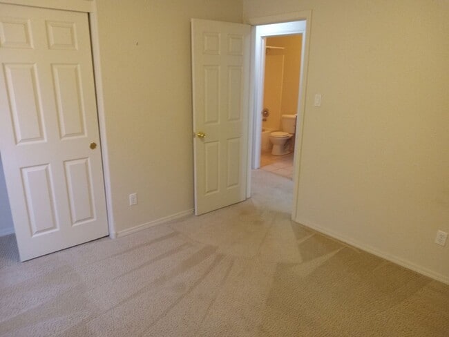 Building Photo - 3 Bedroom 2 Bath Home Located in Rio Ranch...