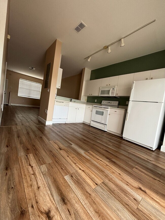 Building Photo - 3642 Pine Oak Cir