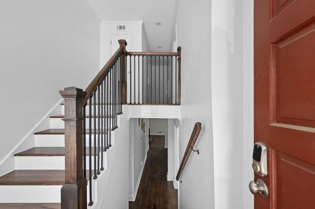 Building Photo - 1744 Woodcliff Pl NE