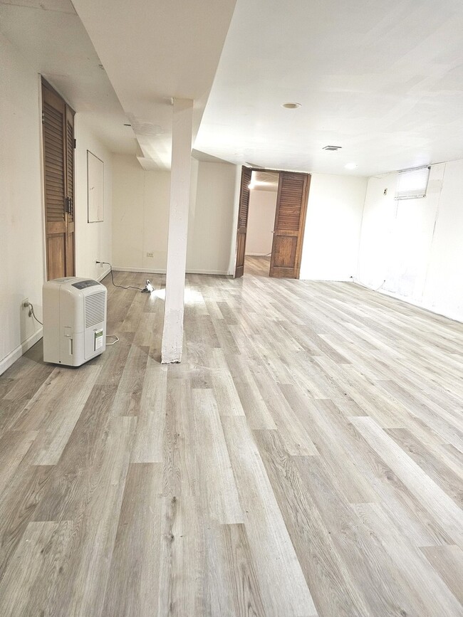Building Photo - 8823 Mango Ave